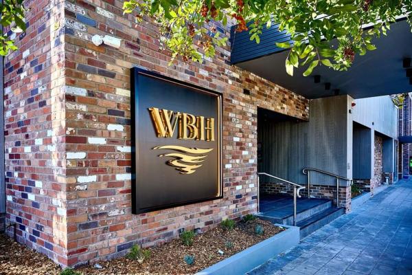 The photo shows the Warners Bay Hotel located in the city of Eleebana.