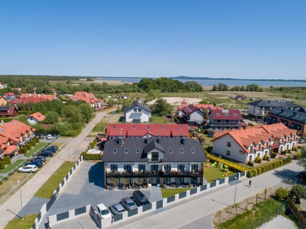 Na zdjęciu widoczny jest obiekt Sunrise Apartaments Luxury położony w mieście Rowy.