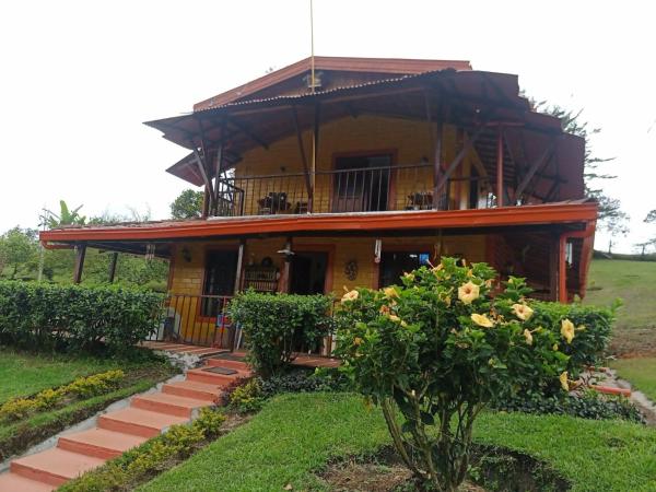 A la foto es mostra l'objecte Finca Alejandria (Condominio la Chiquita) situat a la ciutat de Marinilla.