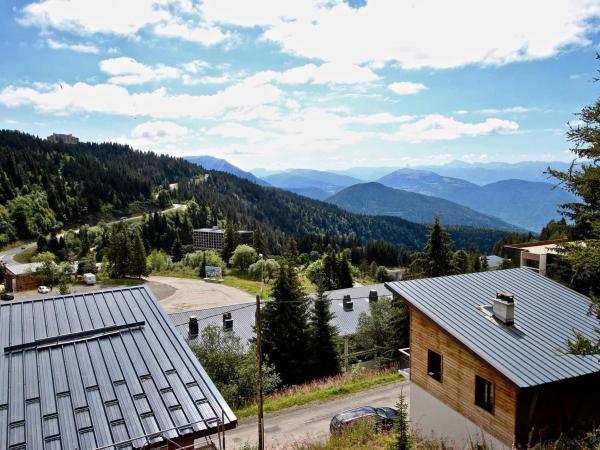 A la foto es mostra l'objecte Charmant 2P au RDC d'un chalet avec terrasse, à 200m des pistes - Wi-Fi et animaux acceptés - FR-1-340-271 situat a la ciutat de Chamrousse.