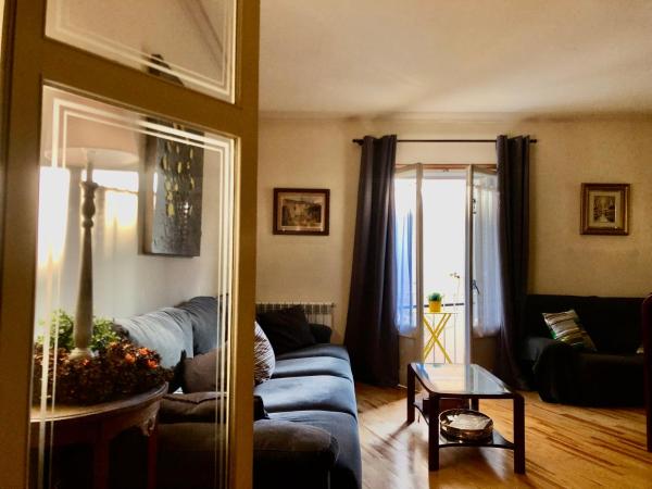 The photo shows the Maison Biscuit. Apartament a la plaça de la vila located in the city of Camprodon.