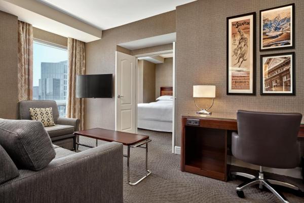 写真にはカルガリー市にあるSheraton Suites Calgary Eau Claireが写っています。