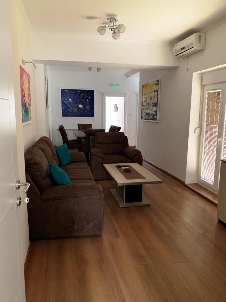Na fotografii je vidět objekt D&D apartments nacházející se ve městě Sutomore.