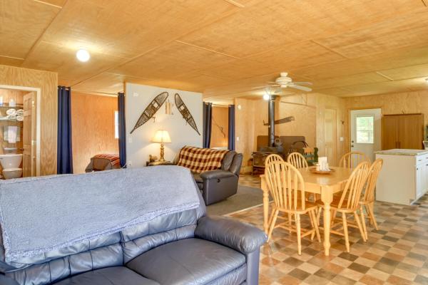 Na fotografii je vidět objekt Pet-Friendly Cook Vacation Rental on Battle Lake! nacházející se ve městě Bigfork.