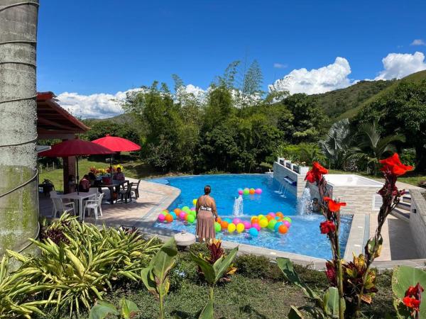 写真にはブガ市にあるMonteverde Holiday Apartmentsが写っています。