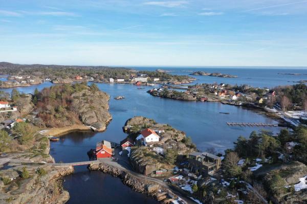 Na zdjęciu widoczny jest obiekt Seafront villa at Gjeving, Lyngør położony w mieście Lyngør.