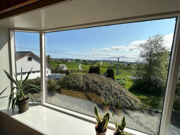 På bildet vises objektet Scenic Norwegian Getaway - Cozy Home w Garden & All-Day Sun som ligger i byen Avaldsnes.