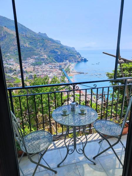 A la foto es mostra l'objecte Eden tra i limoni situat a la ciutat de Minori.