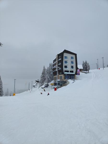 Na zdjęciu widoczny jest obiekt Rajska Jahorina 2212 położony w mieście Jahorina.