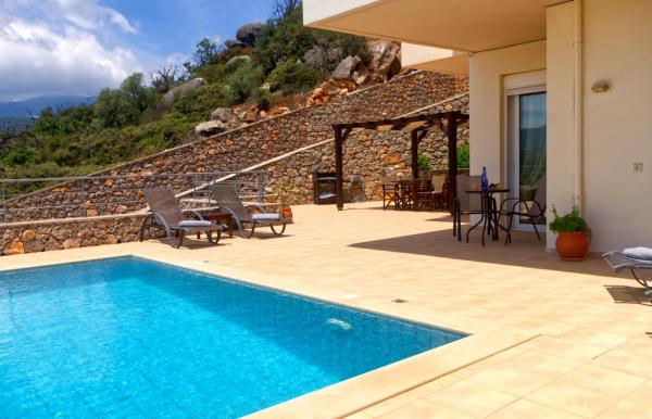 The photo shows the Villa Hibiscus, piscine privée avec une vue splendide located in the city of Vathi.