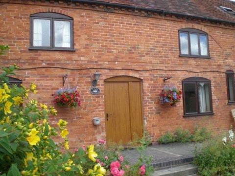 A la foto es mostra l'objecte Irelands Farm Cottages situat a la ciutat de Claverdon.