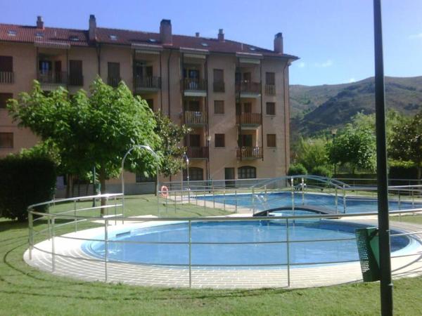 Na zdjęciu widoczny jest obiekt Ezcaray. Con piscina y junto al rio położony w mieście Turza.