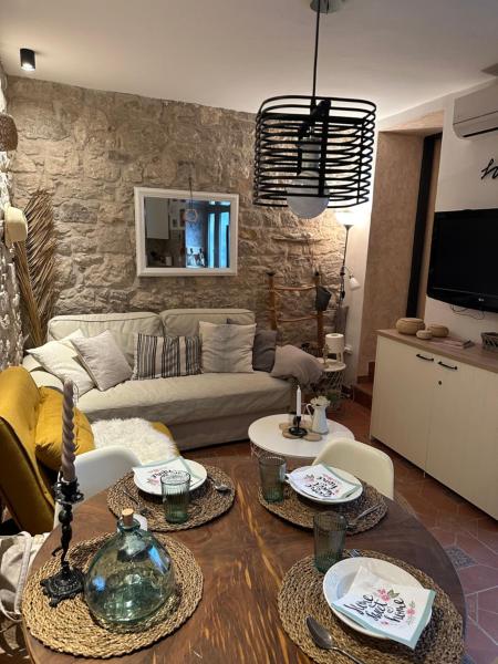 A la foto es mostra l'objecte Casa Lora situat a la ciutat de Rovinj.