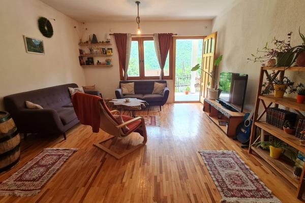 Na foto é possível ver o objeto ILIS House Matka Canyon localizado na cidade de Matka.