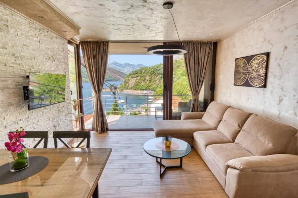 På billedet ses objektet Apartmani Nikic Tivat beliggende i byen Tivat.