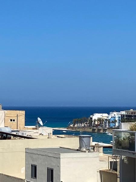 Na fotografii je vidět objekt Sunrise Court nacházející se ve městě Marsaskala.