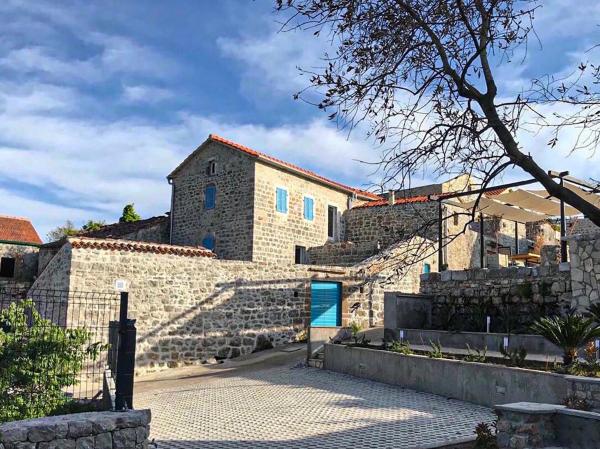 På billedet ses objektet Skalina House beliggende i byen Tivat.