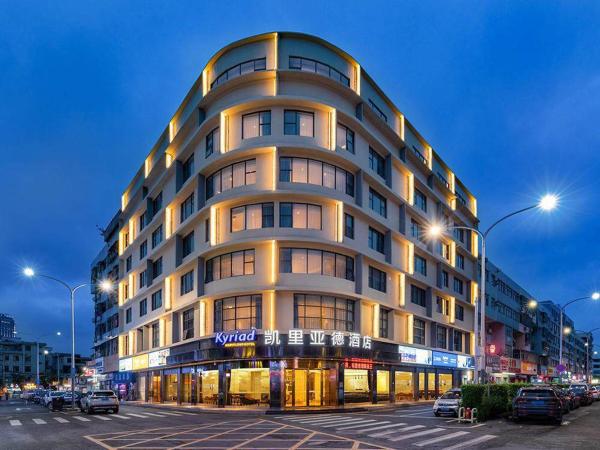 写真にはLonggang市にあるKyriad Marvelous Hotel Shenzhen Nanlian Metro Stationが写っています。