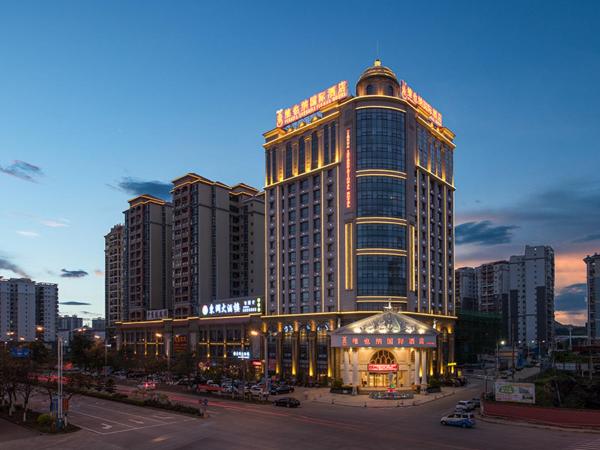 På billedet ses objektet Vienna International Hotel ASEAN Avenue Dongxing beliggende i byen Fangcheng.