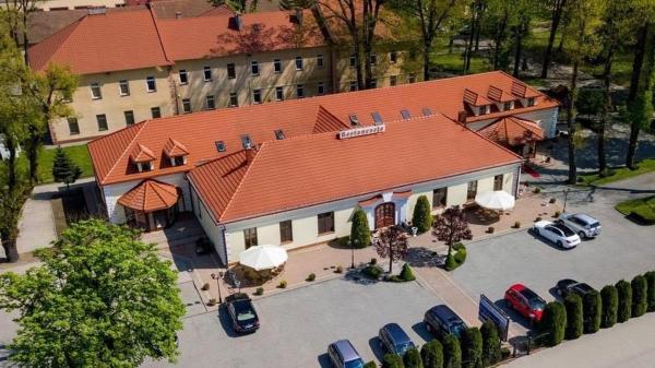 The photo shows the Dworek Dębicki located in the city of Dębica.