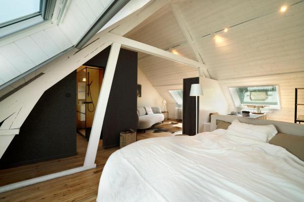 A la foto es mostra l'objecte Battre d'eau, verborgen b&b aan het water situat a la ciutat de Schore.