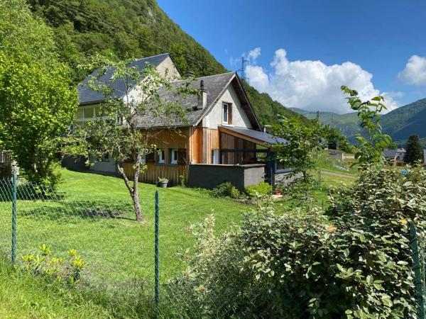 A la foto es mostra l'objecte Le CHALET AUX CERFS situat a la ciutat de Campan.