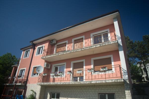 Na zdjęciu widoczny jest obiekt Apartment Galjanić położony w mieście Buzdohanj.