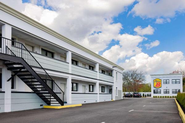 Zdjęcie 2: Super 8 by Wyndham Lindenhurst