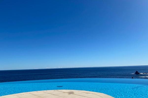 A la foto es mostra l'objecte Appart vue mer avec piscine situat a la ciutat de Le Trayas.