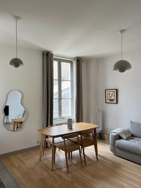 På billedet ses objektet Maison Lumière - Appart. T2 architecte intra-muros beliggende i byen Avignon.