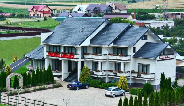 写真にはScheia市にあるMadrigal Boutique Roomsが写っています。