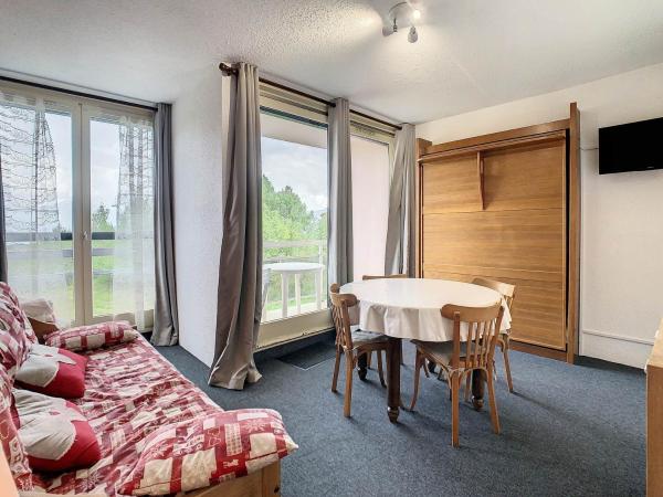 Na zdjęciu widoczny jest obiekt Appart. 5 pers, balcon, cuisine équipée, pied des pistes - FR-1-416-99 położony w mieście La Toussuire.