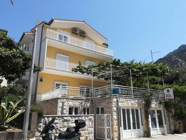 A la foto es mostra l'objecte Apartments with a parking space Gradac, Makarska - 21437 situat a la ciutat de Gradac.