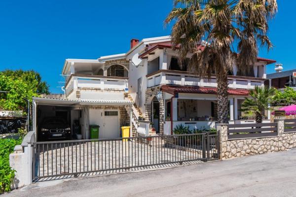 A la foto es mostra l'objecte Apartments by the sea Vir - 21489 situat a la ciutat de Vir.