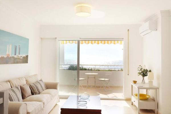 A la foto es mostra l'objecte Amazing 3bedroom flat with seafront views & pool by SharingCo situat a la ciutat de Marbella.