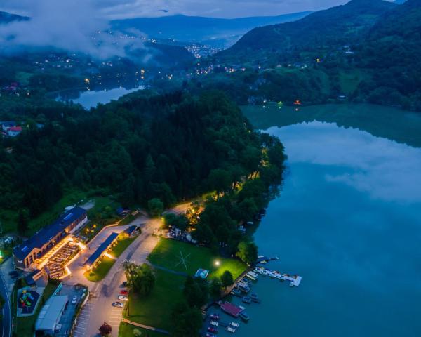 Op de foto is het object Hotel Plivsko jezero te zien, gelegen in de stad Jajce.