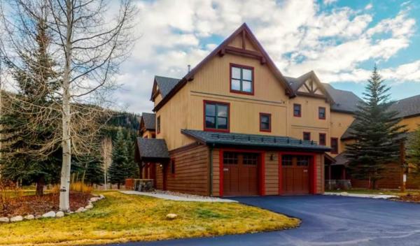 Na zdjęciu widoczny jest obiekt Red Hawk Townhomes 4 Bedroom - 200 Yards To Gondola! położony w mieście Dillon.