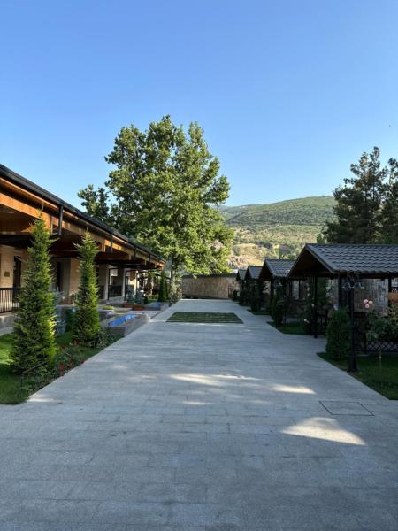 Na zdjęciu widoczny jest obiekt LE CHALET MONT And RESTAURANT położony w mieście Karakkulʼtugay.