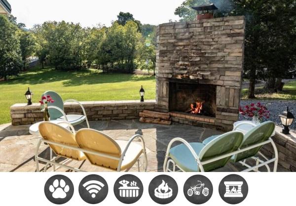 A la foto es mostra l'objecte A Mountain Cottage cabin situat a la ciutat de Sevierville.