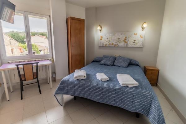 På billedet ses objektet Hostal - Restaurante La Buena Villa by Vivere Stays beliggende i byen Rabé de las Calzadas.
