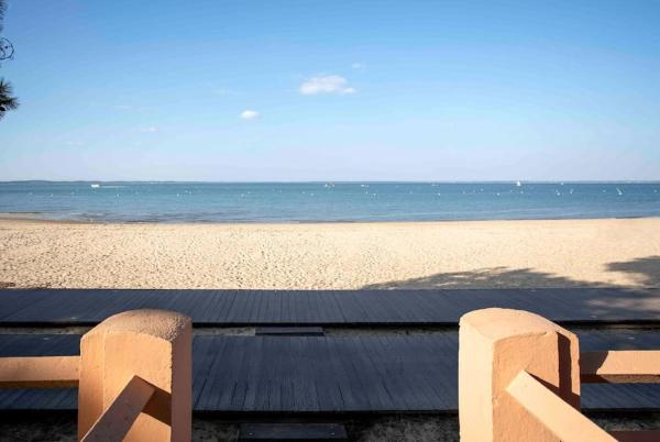 Na fotografii je vidět objekt *STUDIO*VUE BASSIN*ACCES DIRECT À LA PLAGE*WIFI* nacházející se ve městě Arcachon.