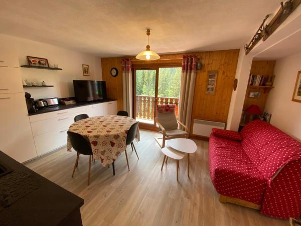 The photo shows the Appartement paisible à Châtel avec Multi Pass dès 3€/jour, proche centre et jardin d'enfants - FR-1-693-12 located in the city of Châtel.