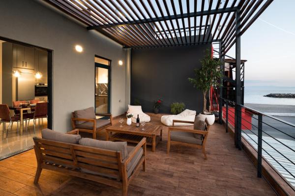 The photo shows the Maison 4 Seasons located in the city of Akovítika.