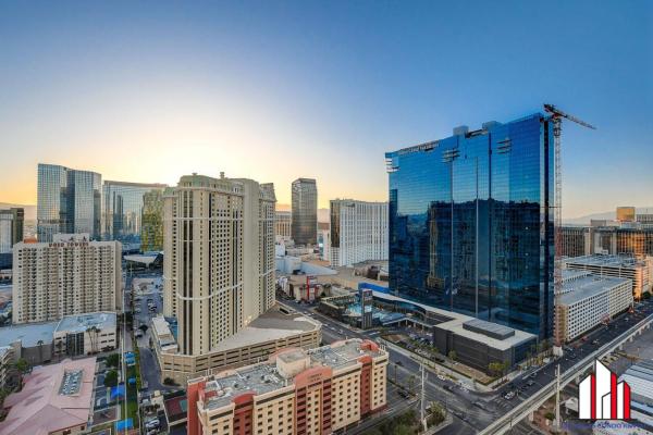 Auf dem Foto ist das Objekt MGM Signature-28-705 F1 Track & Strip View Balcony in der Stadt Las Vegas zu sehen.