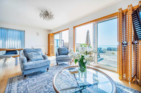 Pebble Paradise Beachfront Family Getaway - Kent