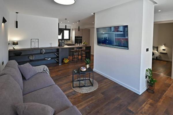 A la foto es mostra l'objecte Luxury Apartments Farmosa situat a la ciutat de Slatine.