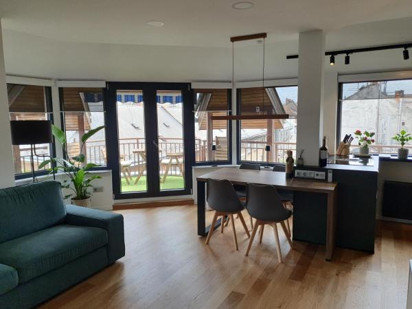 Modern top floor loft with balcony, Будапешт