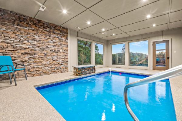 A la foto es mostra l'objecte Overlook Swim Lodge - Indoor Heated Pool, 3 Decks, Hot Tub, Theatre, Game Room - Minutes to PF & Dollywood situat a la ciutat de Sevierville.