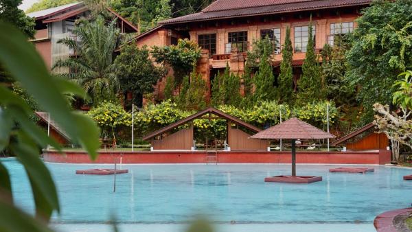 写真にはPablengan市にあるJawa Dwipa Heritage Resortが写っています。