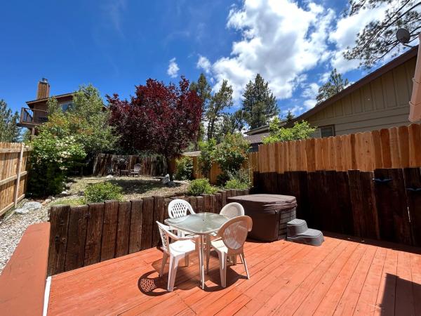 Fotografie 2: Cabin in the Pines - A cozy home among the pines with hot tub, BBQ, fenced yard!